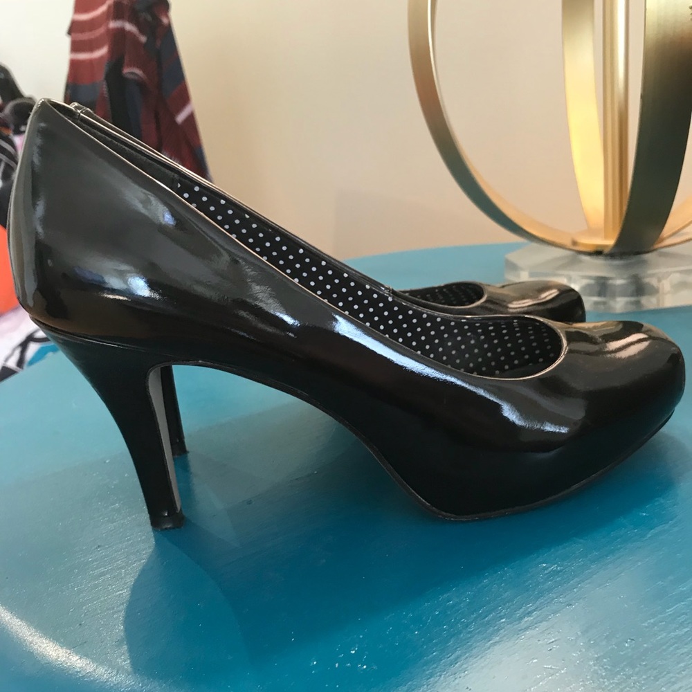 Size 8 Black patent heels